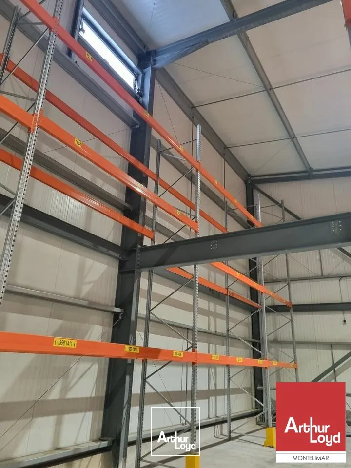 A VENDRE - MONTÉLIMAR NORD - ZONE DES LÉONARDS - BÂTIMENT INDUSTRIEL INDÉPENDANT D'ENVIRON 1&nbsp;564 M2 AVEC PLACES DE PARKING POUR POIDS LOURDS