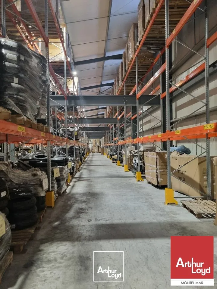 A VENDRE - MONTÉLIMAR NORD - ZONE DES LÉONARDS - BÂTIMENT INDUSTRIEL INDÉPENDANT D'ENVIRON 1&nbsp;564 M2 AVEC PLACES DE PARKING POUR POIDS LOURDS