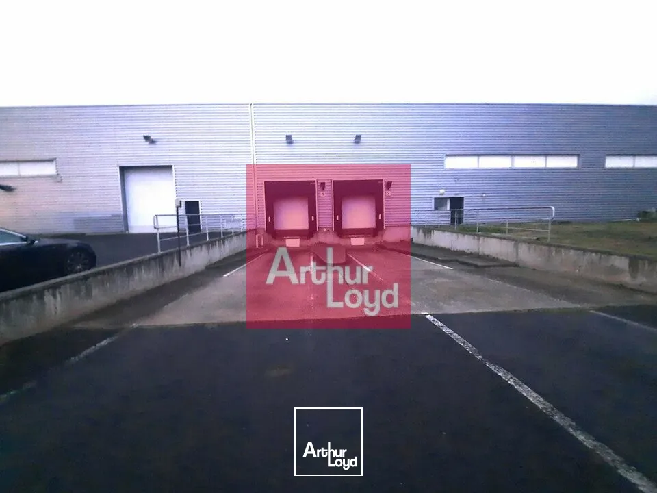 CLERMONT-FERRAND ZONE DES GRAVANCHES A LOUER LOCAL ACTIVITE 1440 M² - 2 QUAIS