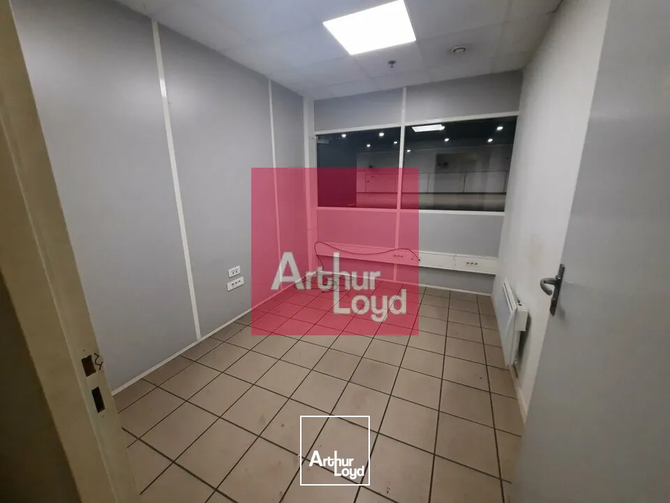 CLERMONT-FERRAND ZONE DES GRAVANCHES A LOUER LOCAL ACTIVITE 1440 M² - 2 QUAIS