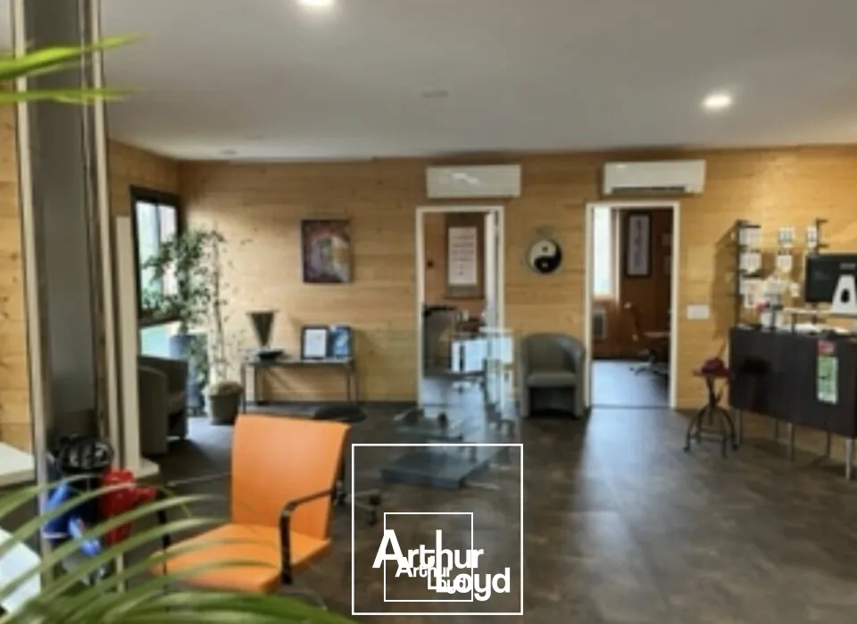 Local professionnel / bureaux à louer  Brive-la-Gaillarde, 1er étage avec ascenseur PMR