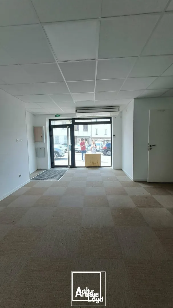 Local professionnel ou commercial de 88 m² à louer  Emplacement central et visible à Lubersac