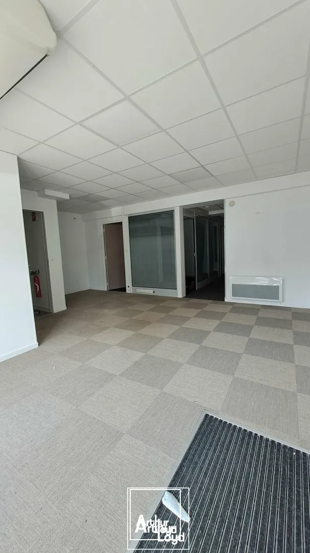 Local professionnel ou commercial de 88 m² à louer  Emplacement central et visible à Lubersac