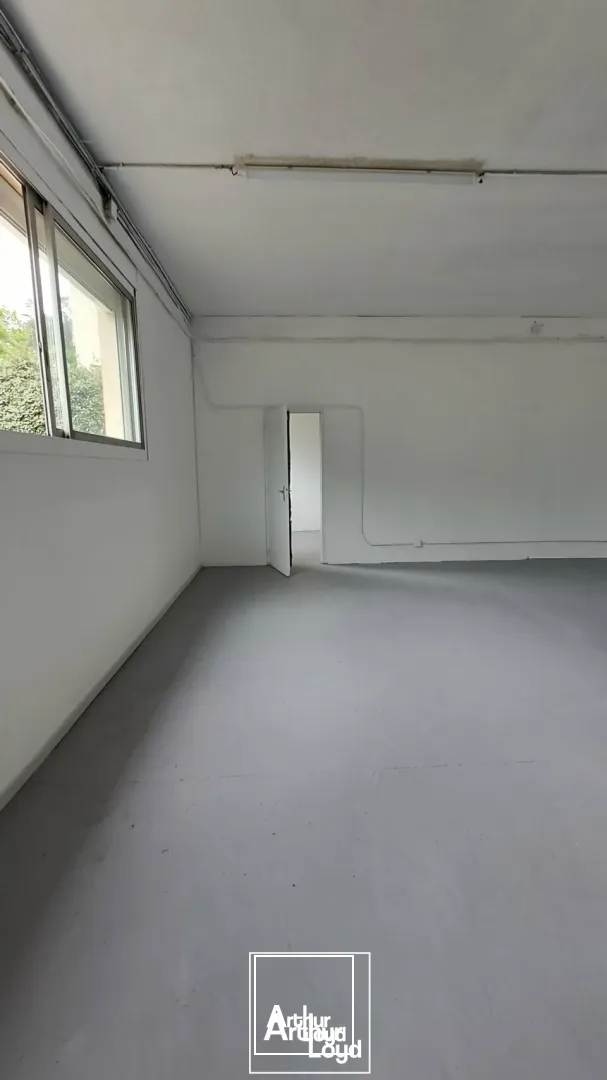 Local d'activité rénové de 245 m² à vendre ou à louer  Axe très fréquenté sortie de Brive