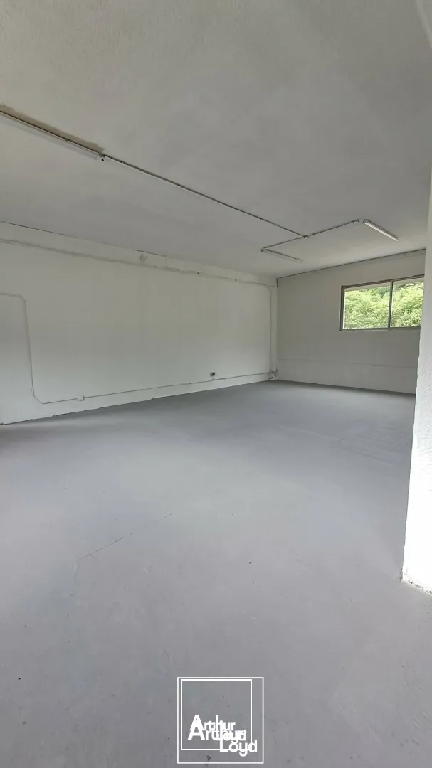 Local d'activité rénové de 245 m² à vendre ou à louer  Axe très fréquenté sortie de Brive