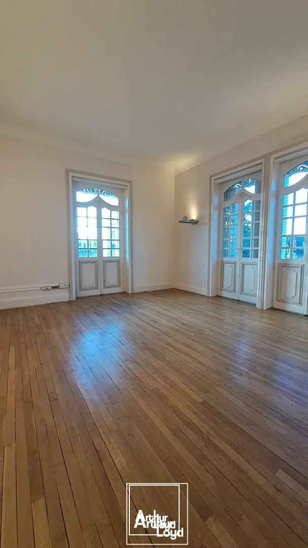 Bureau de 30 m² à louer avec parking  Centre-ville de Brive-la-Gaillarde