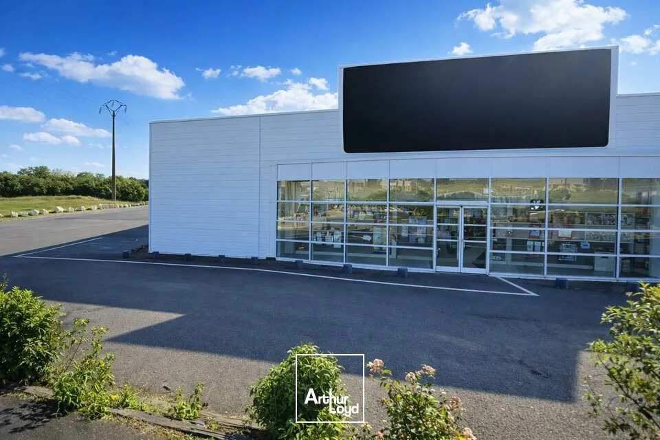 INVESTISSEMENT LOCAL COMMERCIAL A VENDRE - 1800 M² - POITIERS 
