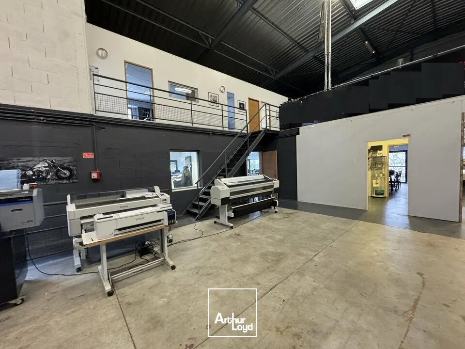 TOURS SUD SORIGNY - A LOUER BATIMENT D'ACTIVITES DE 750 M² - LA GRANGE BARBIER