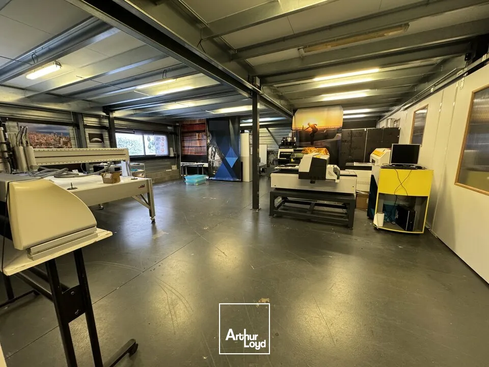 TOURS SUD SORIGNY - A LOUER BATIMENT D'ACTIVITES DE 750 M² - LA GRANGE BARBIER