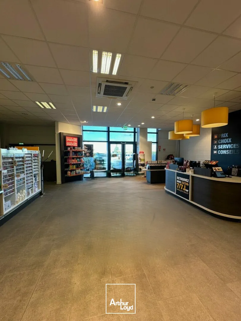 A LOUER - LOCAL COMMERCIAL - SAINT GERMAIN DU PUY