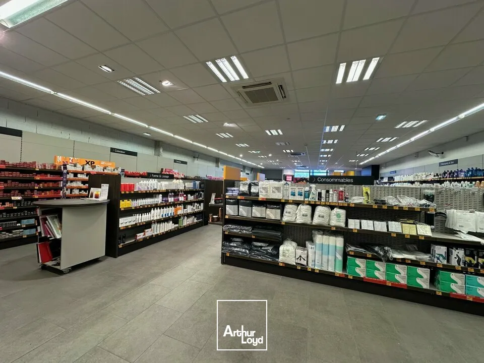 A LOUER - LOCAL COMMERCIAL - SAINT GERMAIN DU PUY