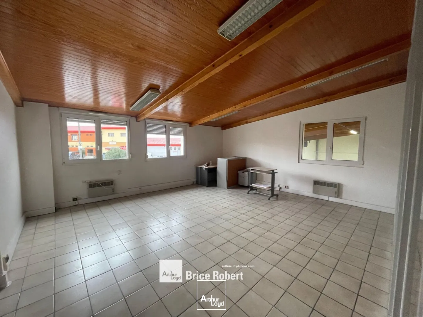A louer - Bâtiments industriels avec bureaux climatisés - Décines Charpieu