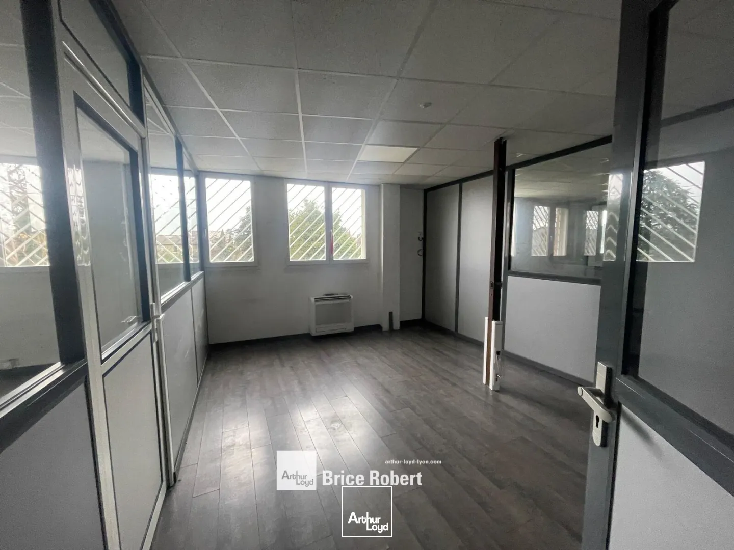 A louer - Bâtiments industriels avec bureaux climatisés - Décines Charpieu