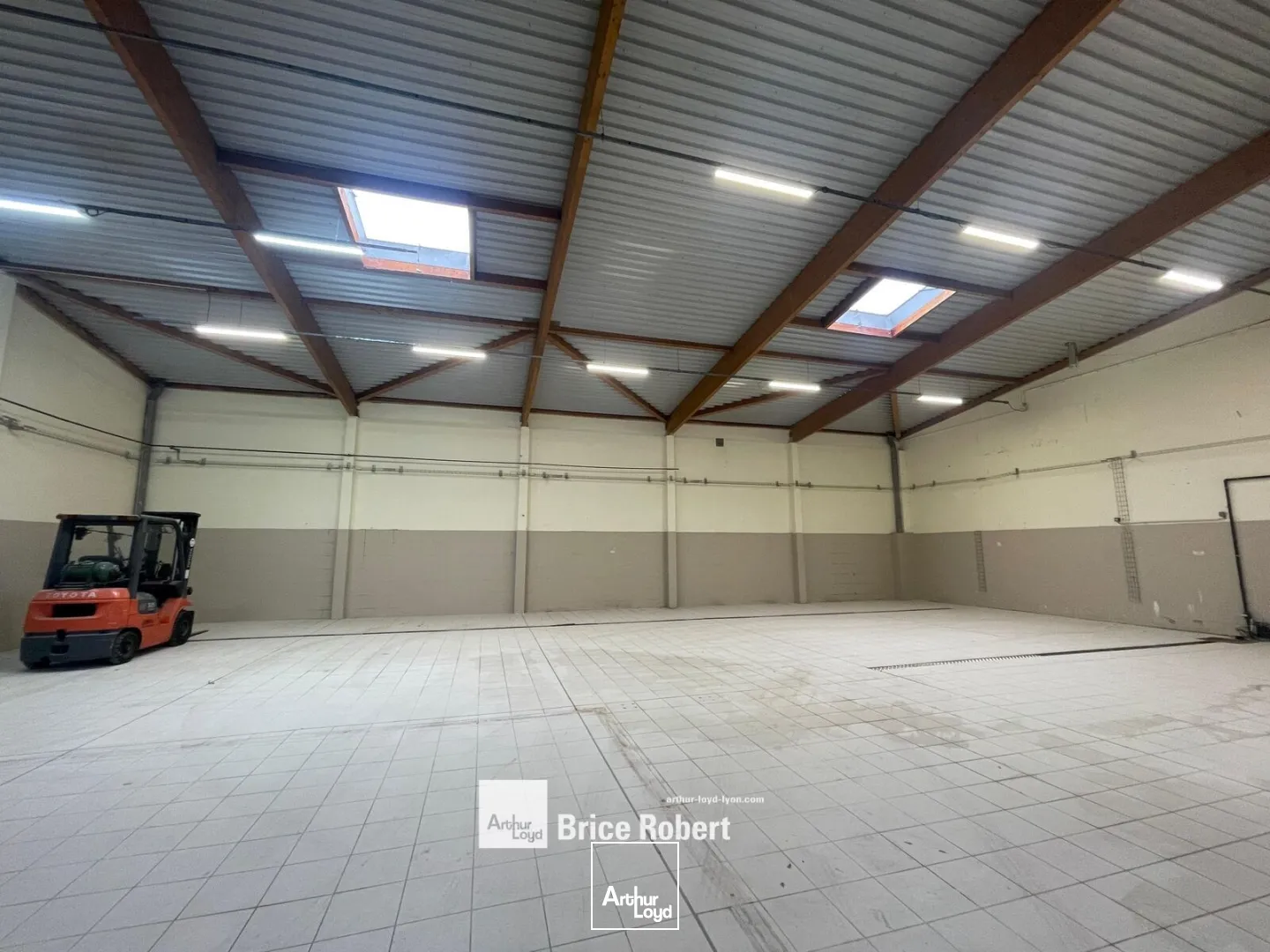 A louer - Bâtiments industriels avec bureaux climatisés - Décines Charpieu