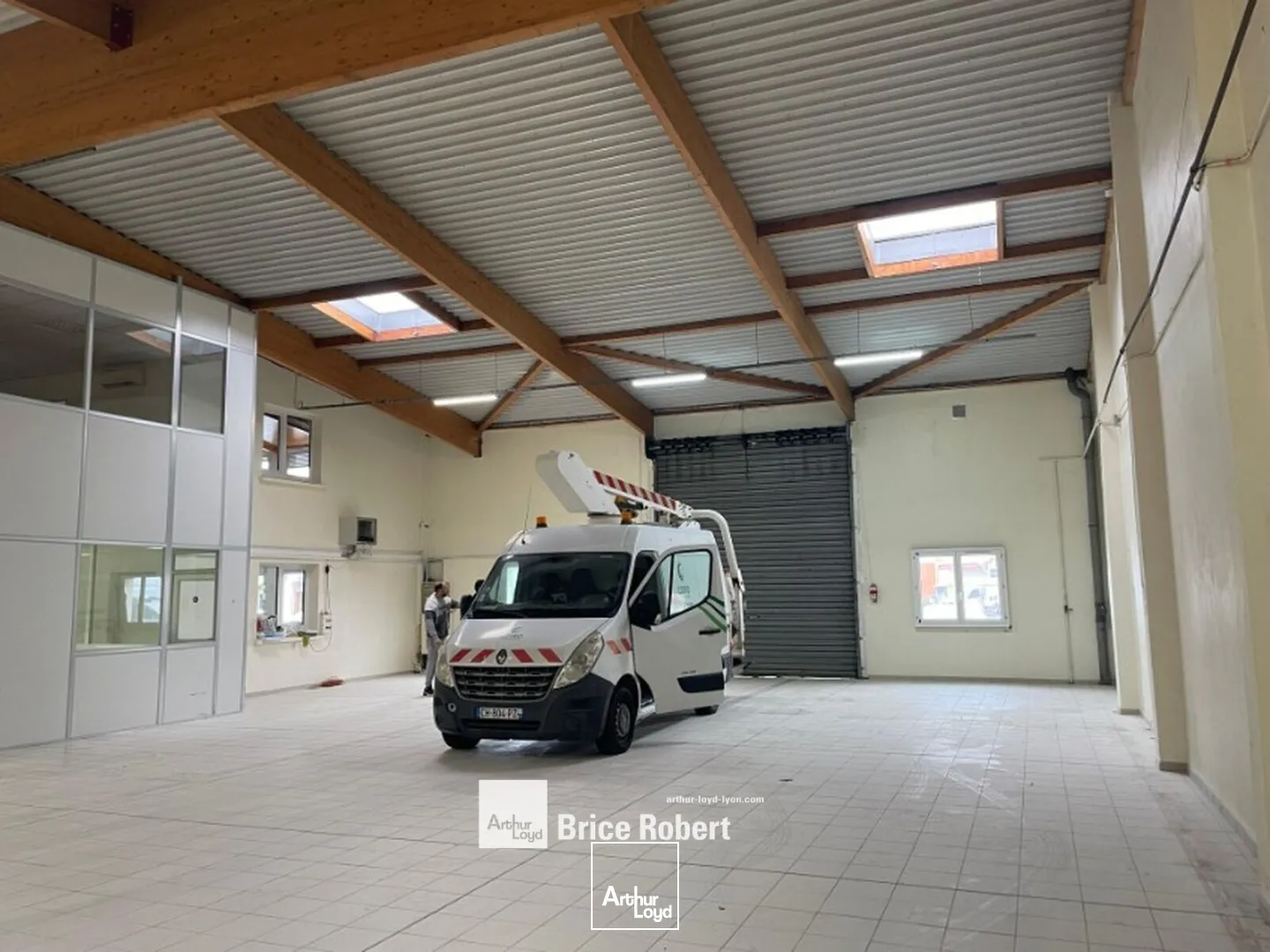 A louer - Bâtiments industriels avec bureaux climatisés - Décines Charpieu