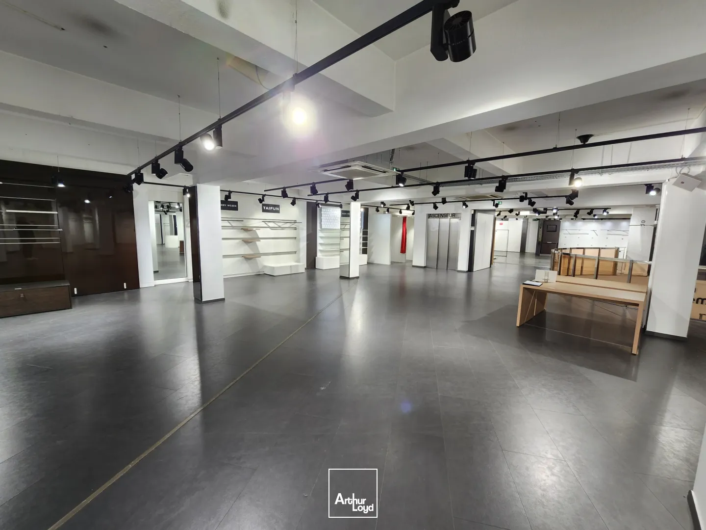 Emplacement premium - Local commercial de 1&nbsp;200 m2 - Hyper centre Belfort