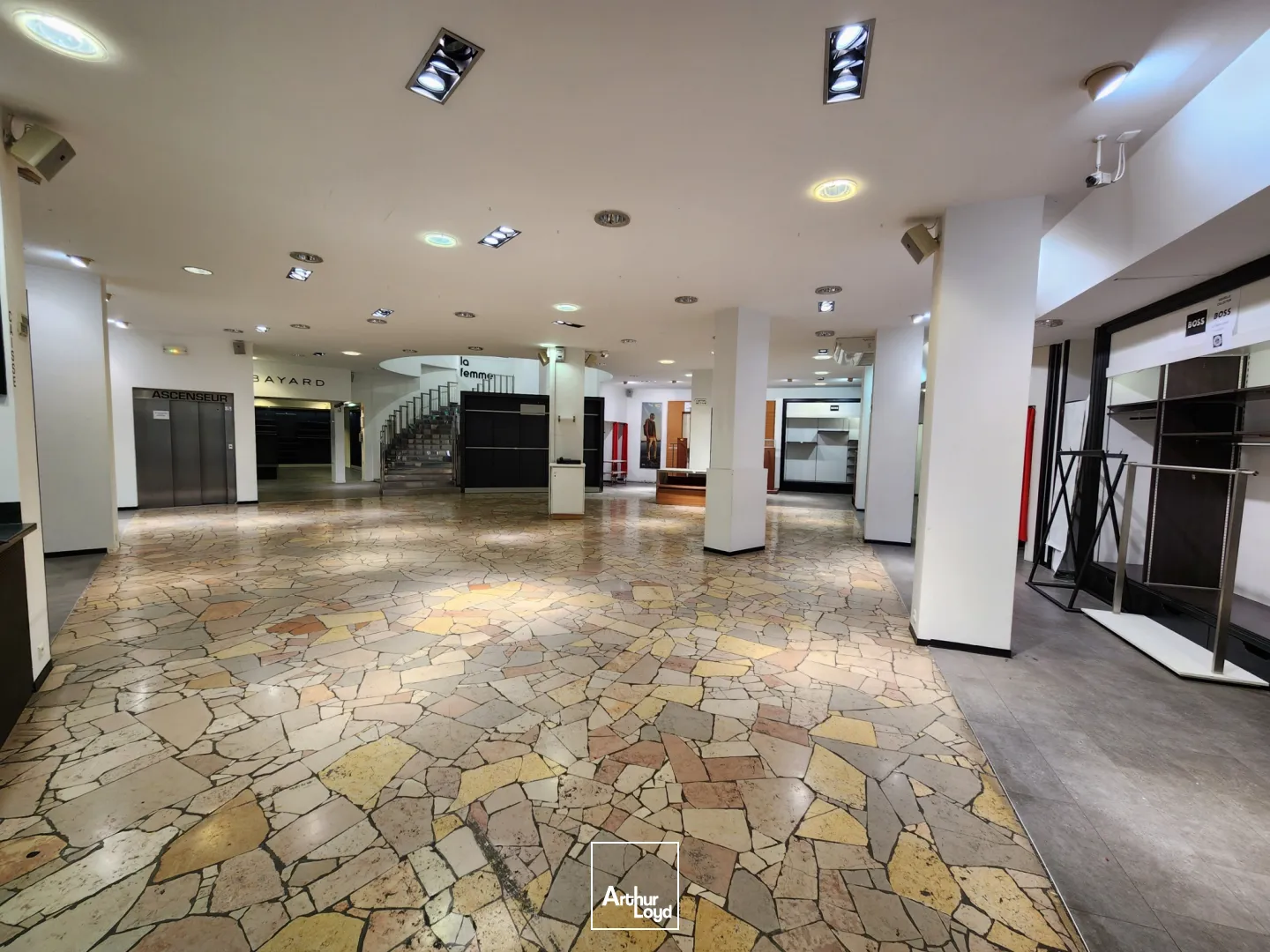 Emplacement premium - Local commercial de 1&nbsp;200 m2 - Hyper centre Belfort