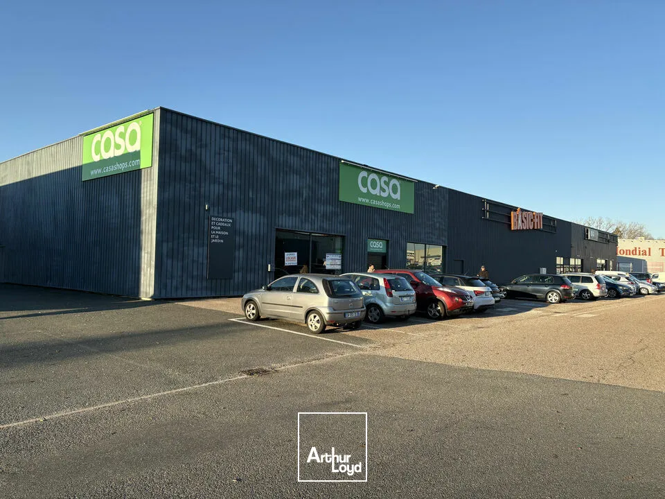 LOCAL COMMERCIAL à LOUER de 690 m²