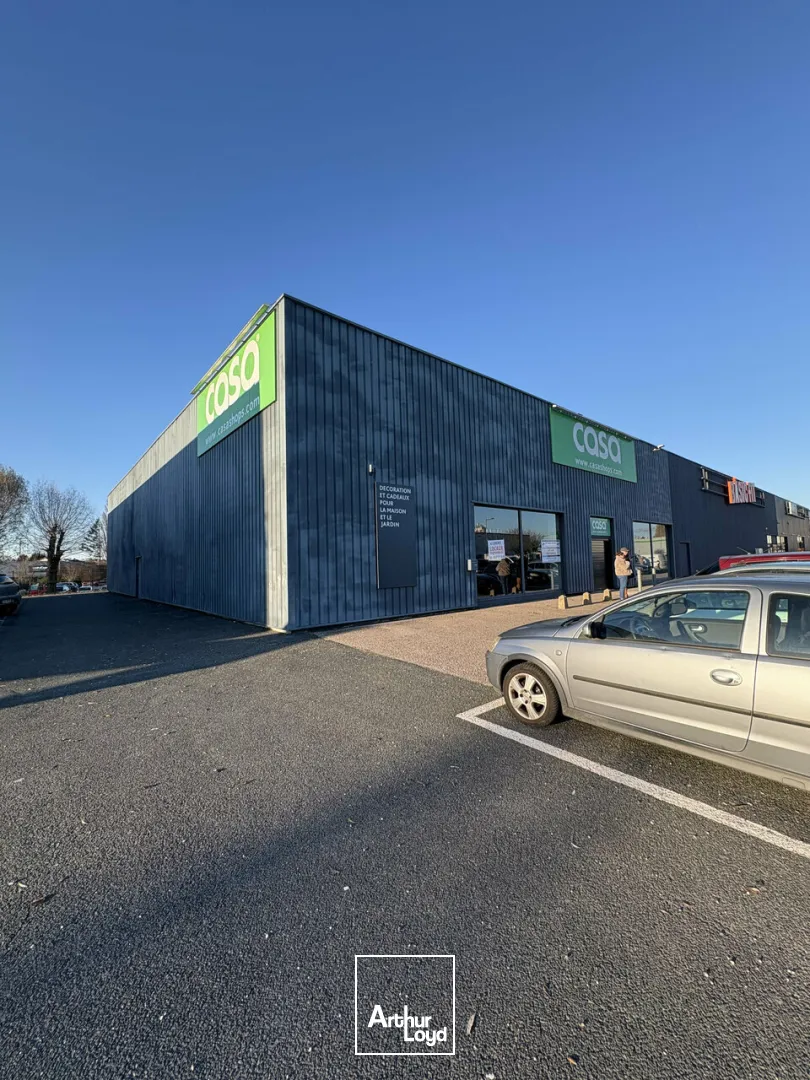 LOCAL COMMERCIAL à LOUER de 690 m²