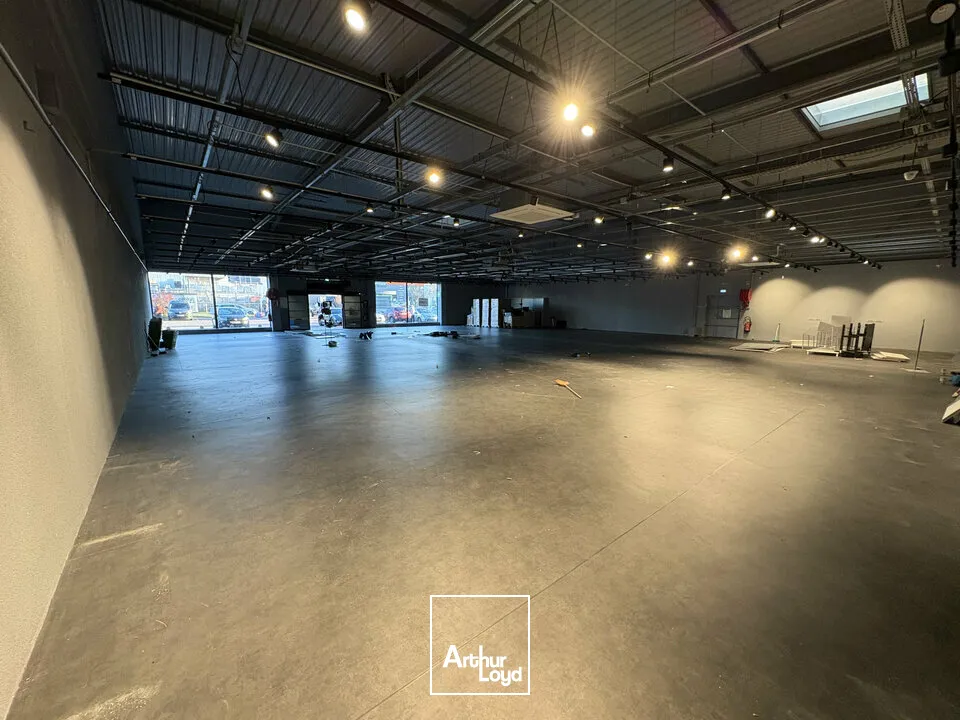 LOCAL COMMERCIAL à LOUER de 690 m²