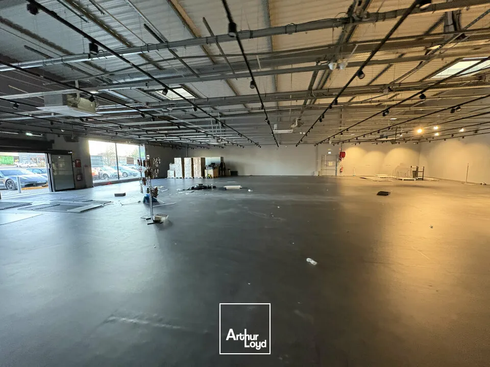 LOCAL COMMERCIAL à LOUER de 690 m²
