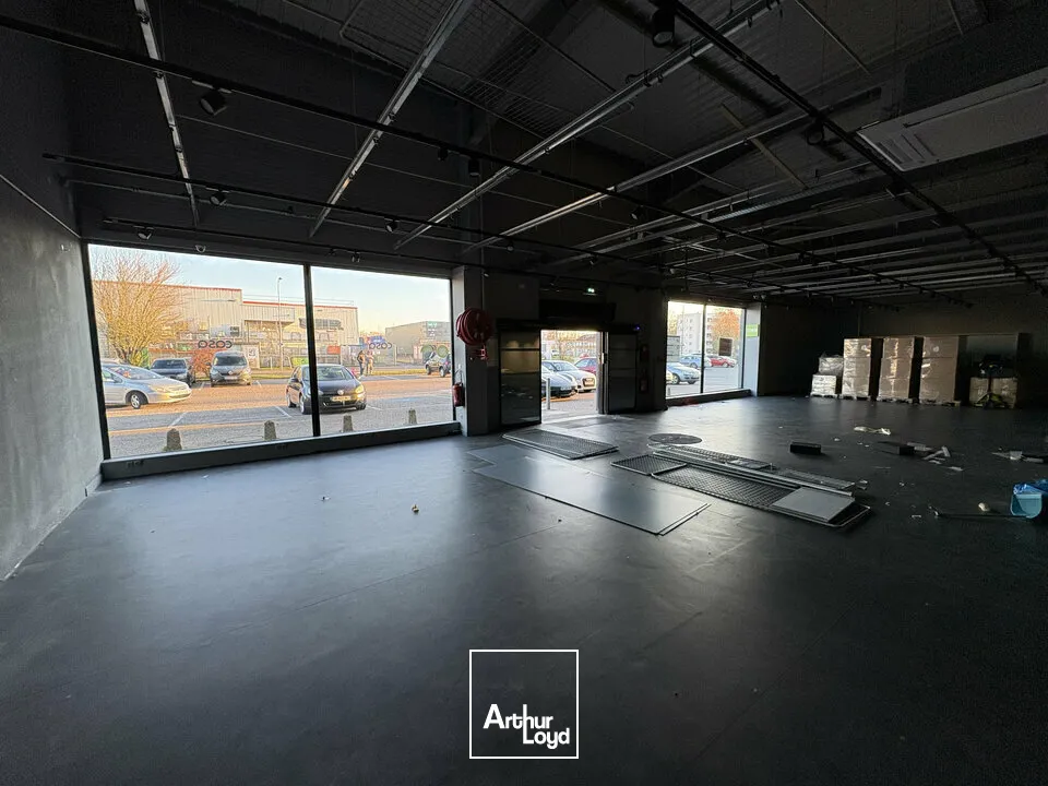 LOCAL COMMERCIAL à LOUER de 690 m²