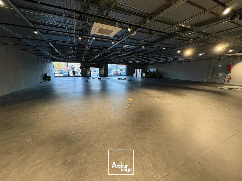 LOCAL COMMERCIAL à LOUER de 690 m²