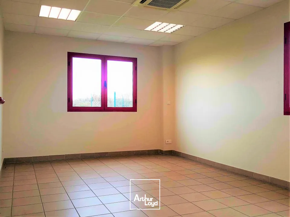 À 8 km de Poitiers Ouest, ensemble immobilier récent idéal pour activité artisanale ou petite industrie. Bureaux modernes climatisés et entrepôt fonctionnel avec grande hauteur, acc?...