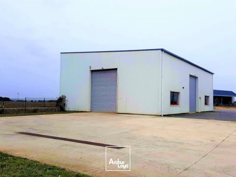 À 8 km de Poitiers Ouest, ensemble immobilier récent idéal pour activité artisanale ou petite industrie. Bureaux modernes climatisés et entrepôt fonctionnel avec grande hauteur, acc?...