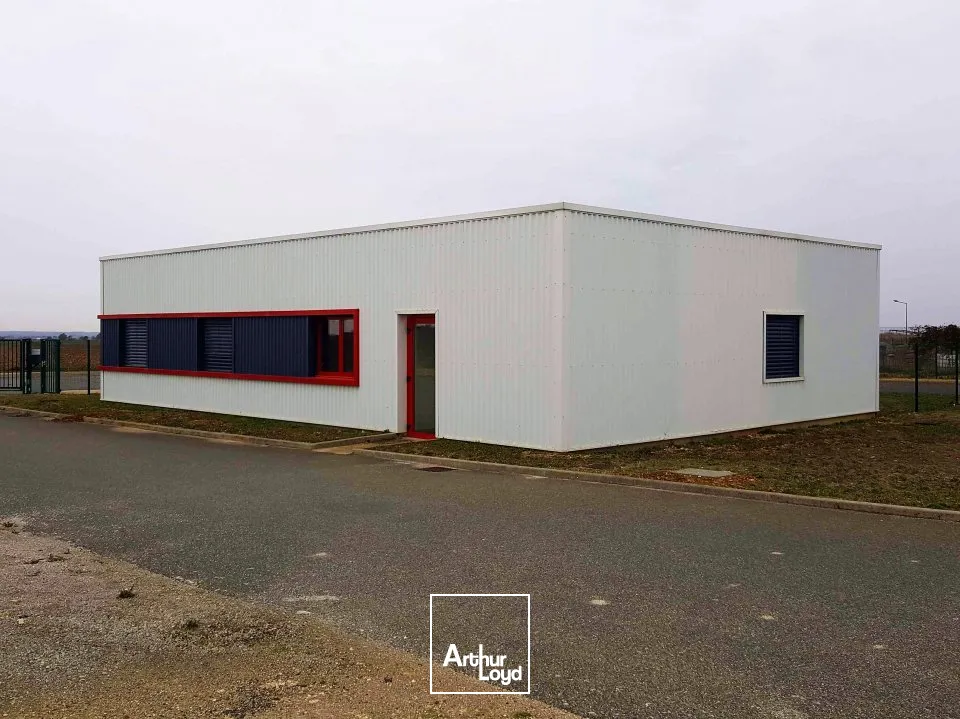 À 8 km de Poitiers Ouest, ensemble immobilier récent idéal pour activité artisanale ou petite industrie. Bureaux modernes climatisés et entrepôt fonctionnel avec grande hauteur, acc?...