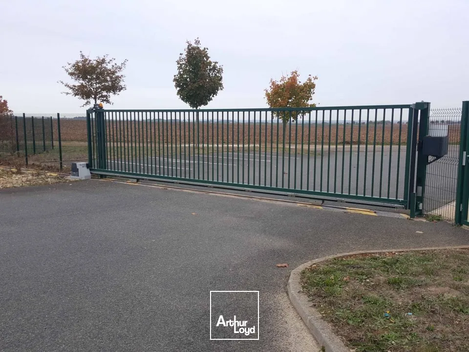 À 8 km de Poitiers Ouest, ensemble immobilier récent idéal pour activité artisanale ou petite industrie. Bureaux modernes climatisés et entrepôt fonctionnel avec grande hauteur, acc?...