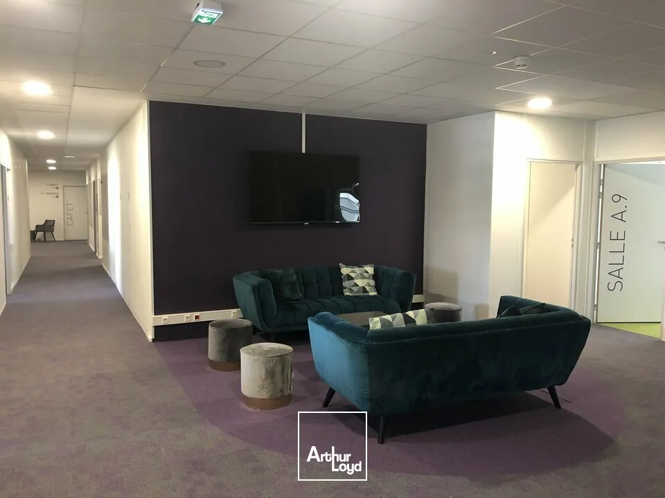 TOURS BUREAUX A LOUER de 44 M² A 2557 M² PARKINGS