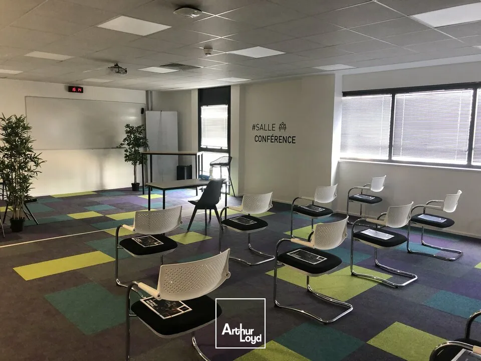 TOURS BUREAUX A LOUER de 44 M² A 2557 M² PARKINGS