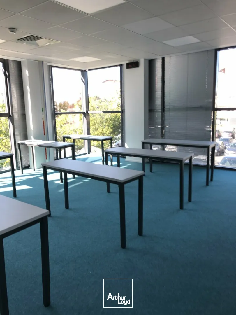 TOURS BUREAUX A LOUER de 44 M² A 2557 M² PARKINGS