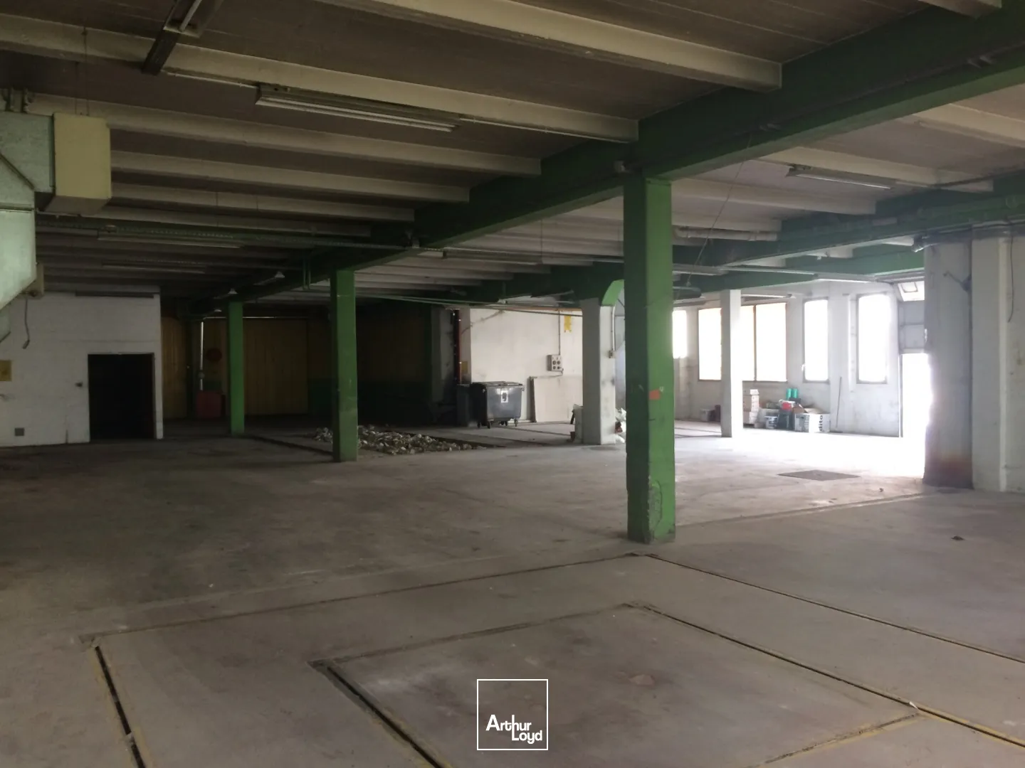 Local de 630 m2 à louer immédiatement sur un axe passant, proche du centre-ville de Soissons avec accès PMR.