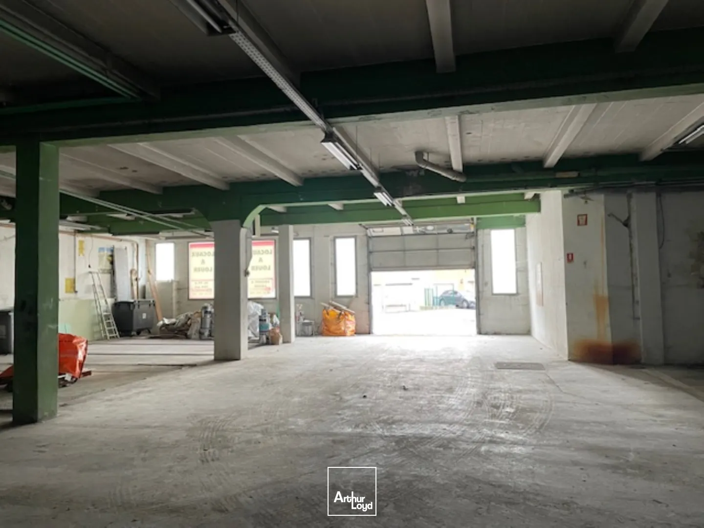 Local de 630 m2 à louer immédiatement sur un axe passant, proche du centre-ville de Soissons avec accès PMR.