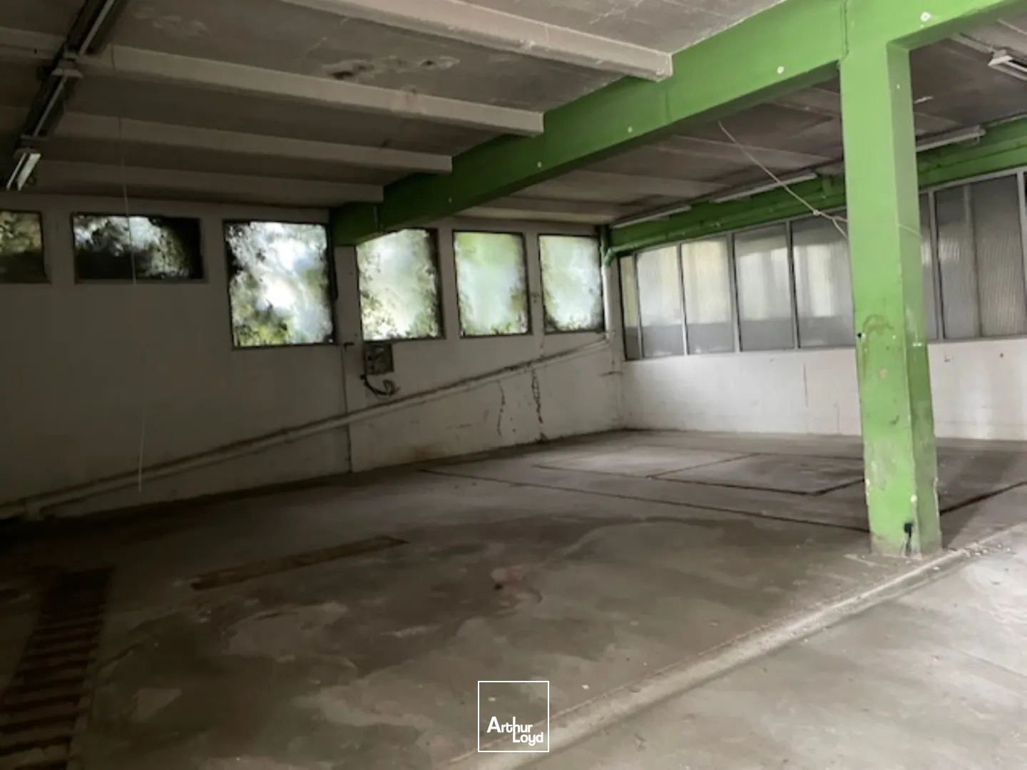 Local de 630 m2 à louer immédiatement sur un axe passant, proche du centre-ville de Soissons avec accès PMR.