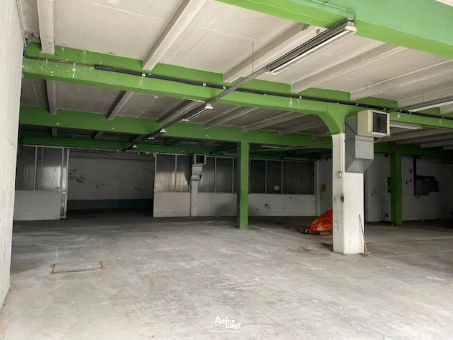 Local de 630 m2 à louer immédiatement sur un axe passant, proche du centre-ville de Soissons avec accès PMR.