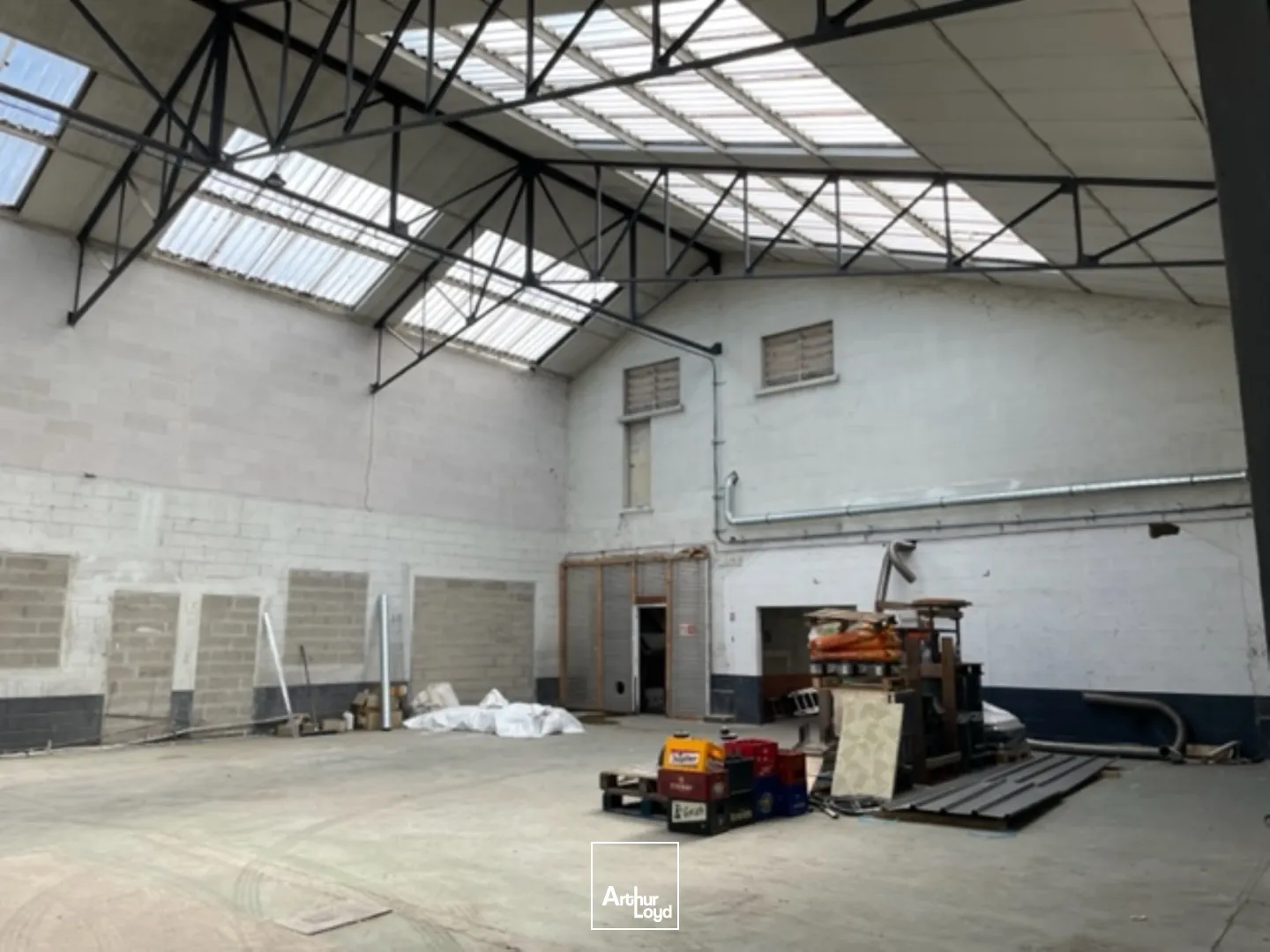 LOCAL D'ACTIVITE - 970 m2 - A LOUER - PROCHE CENTRE VILLE SOISSONS