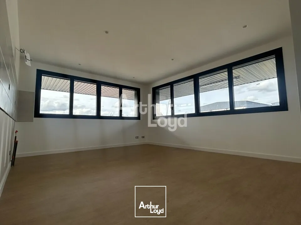 Aux portes de Vichy, dans une ZA simple d'accés, local d'activité de 250m2