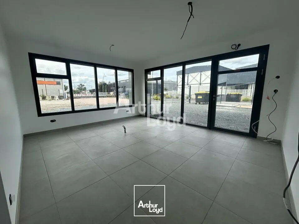 Aux portes de Vichy, dans une ZA simple d'accés, local d'activité de 250m2