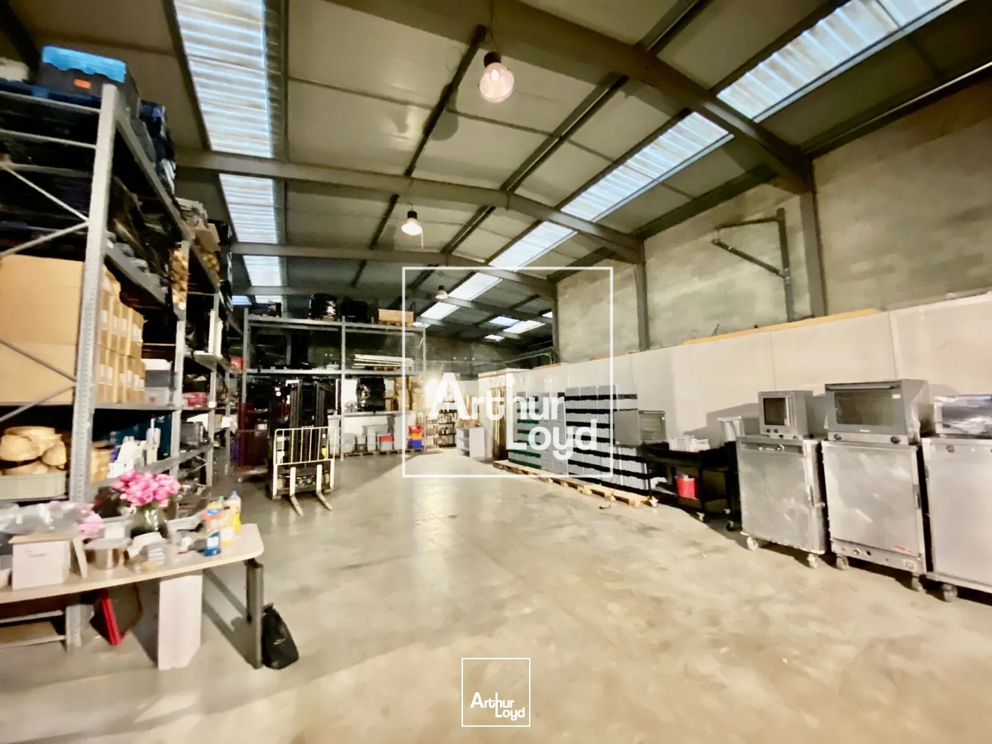 Locaux d'activité 900 m2 à St Jean de Védas - 3 portes sectionnelles - Location