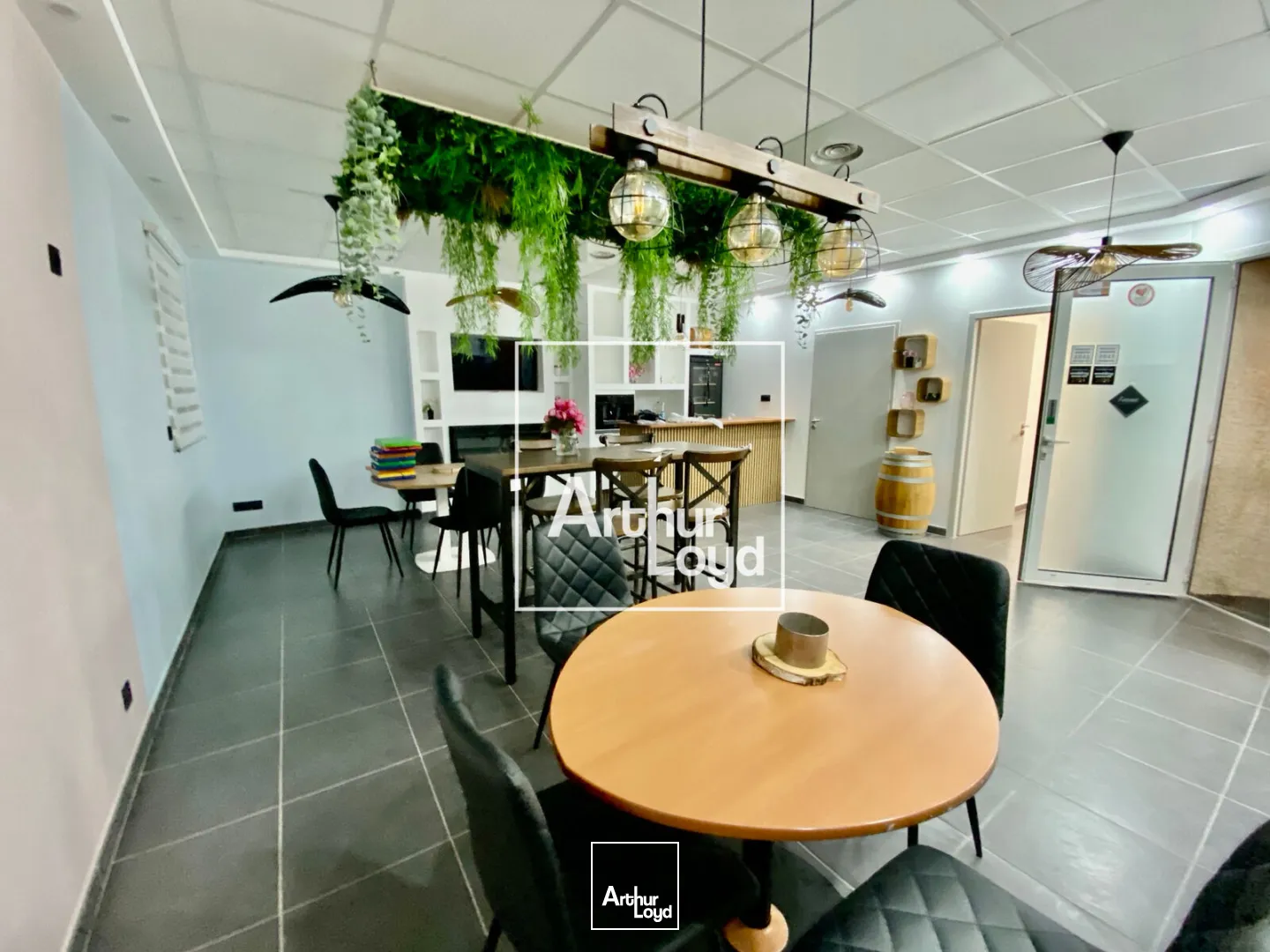 Locaux d'activité 900 m2 à St Jean de Védas - 3 portes sectionnelles - Location