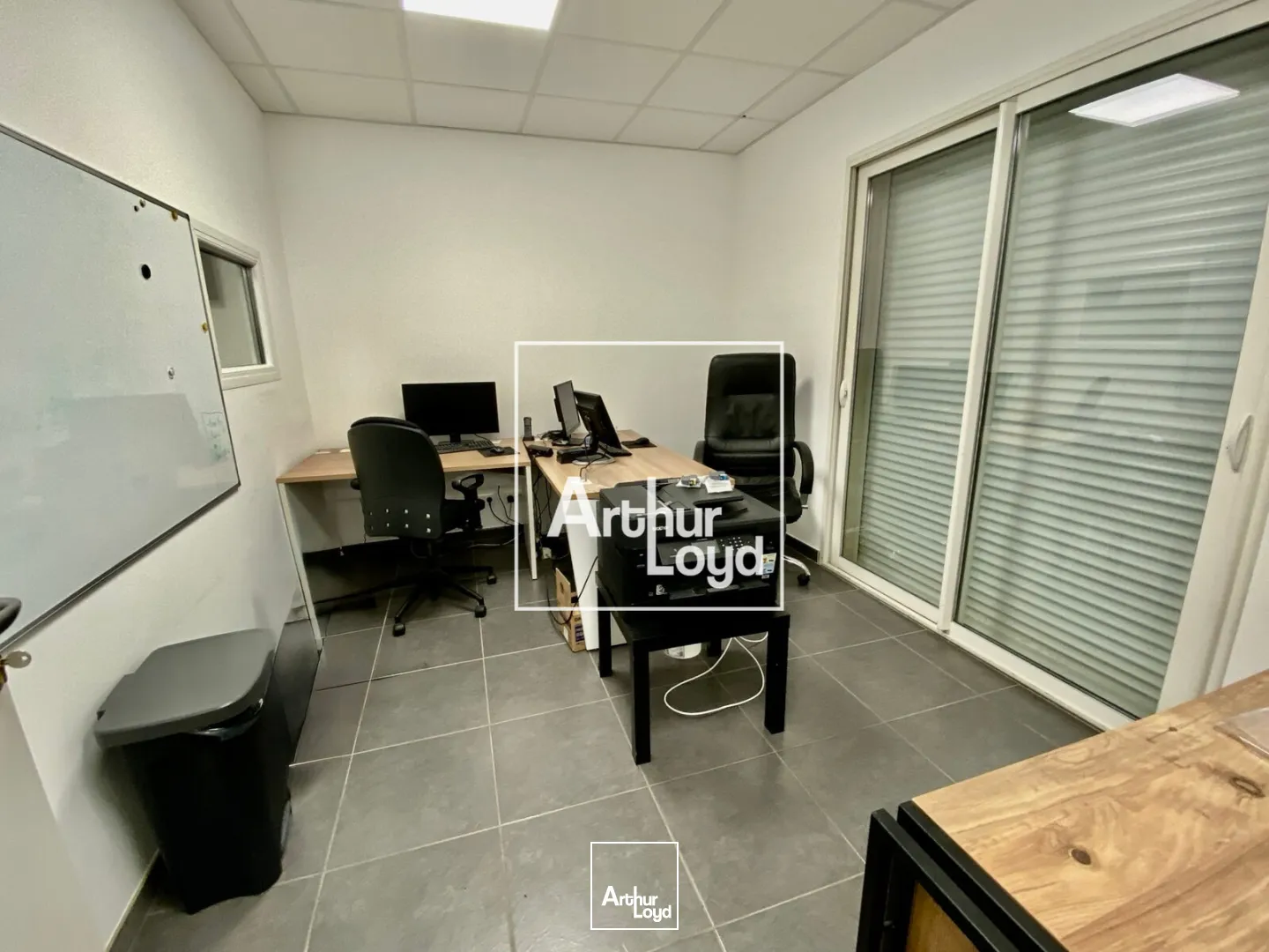 Locaux d'activité 900 m2 à St Jean de Védas - 3 portes sectionnelles - Location