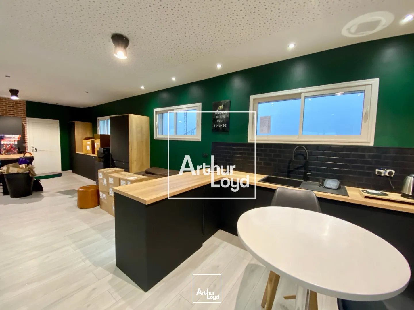 Locaux d'activité 1200 m2 à St Jean de Védas - 3 portes sectionnelles - Location