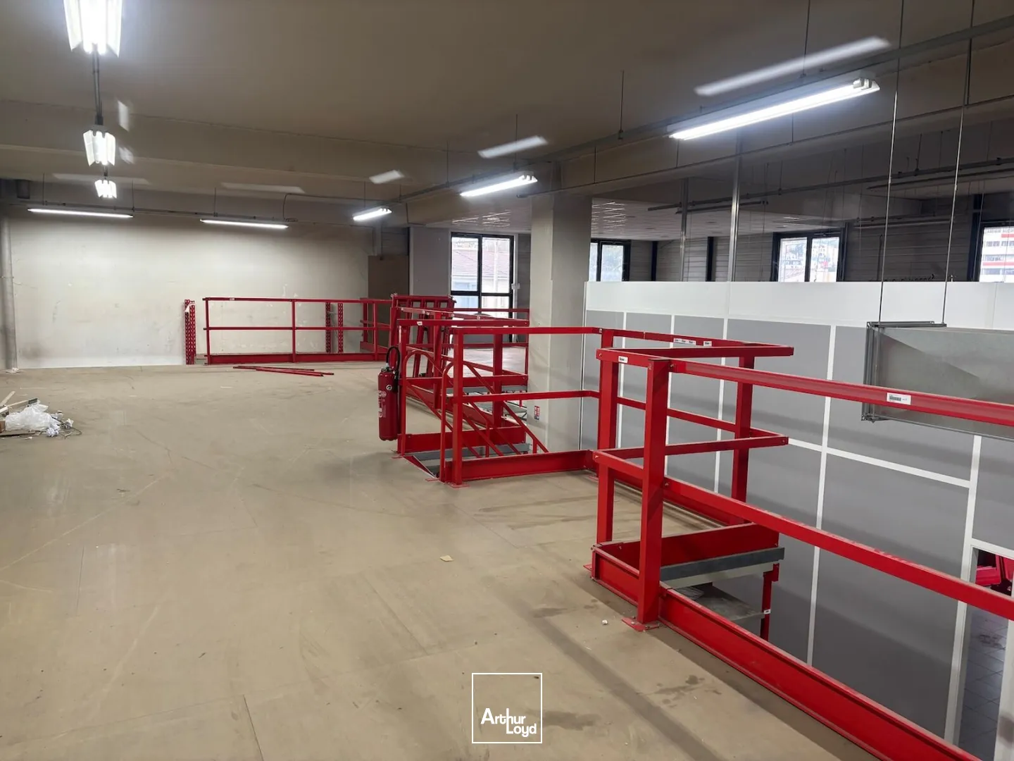 A Vendre : local commercial de 560 m² avec Show Room à Saint-Etienne Sud