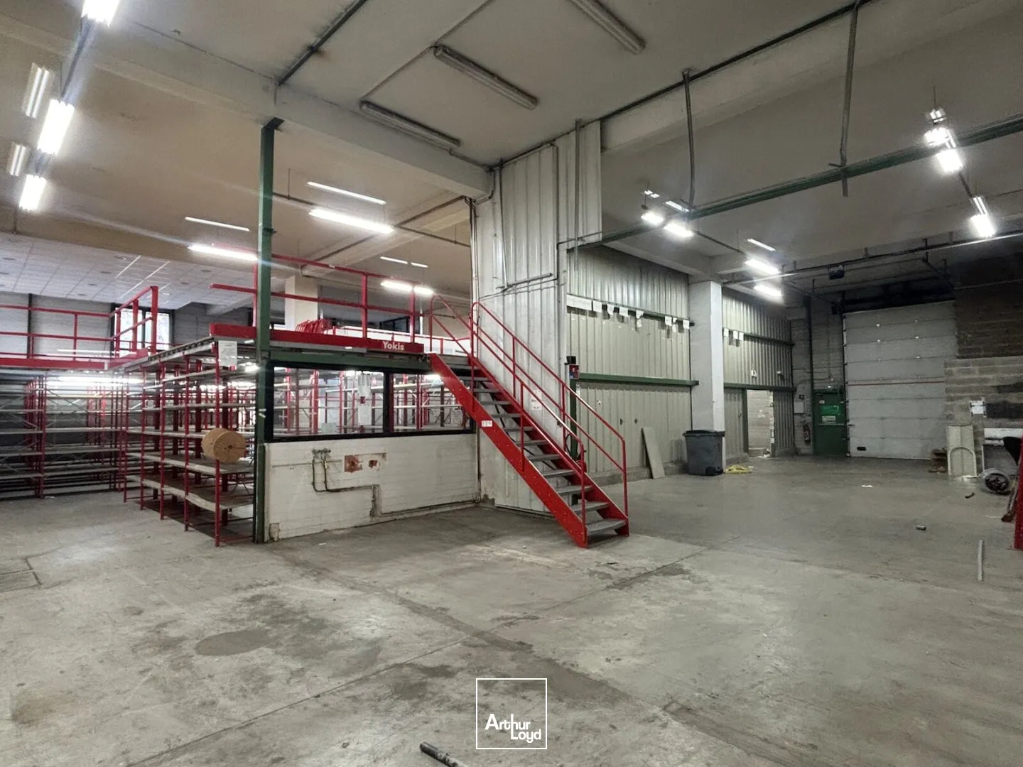 A Vendre : local commercial de 560 m² avec Show Room à Saint-Etienne Sud