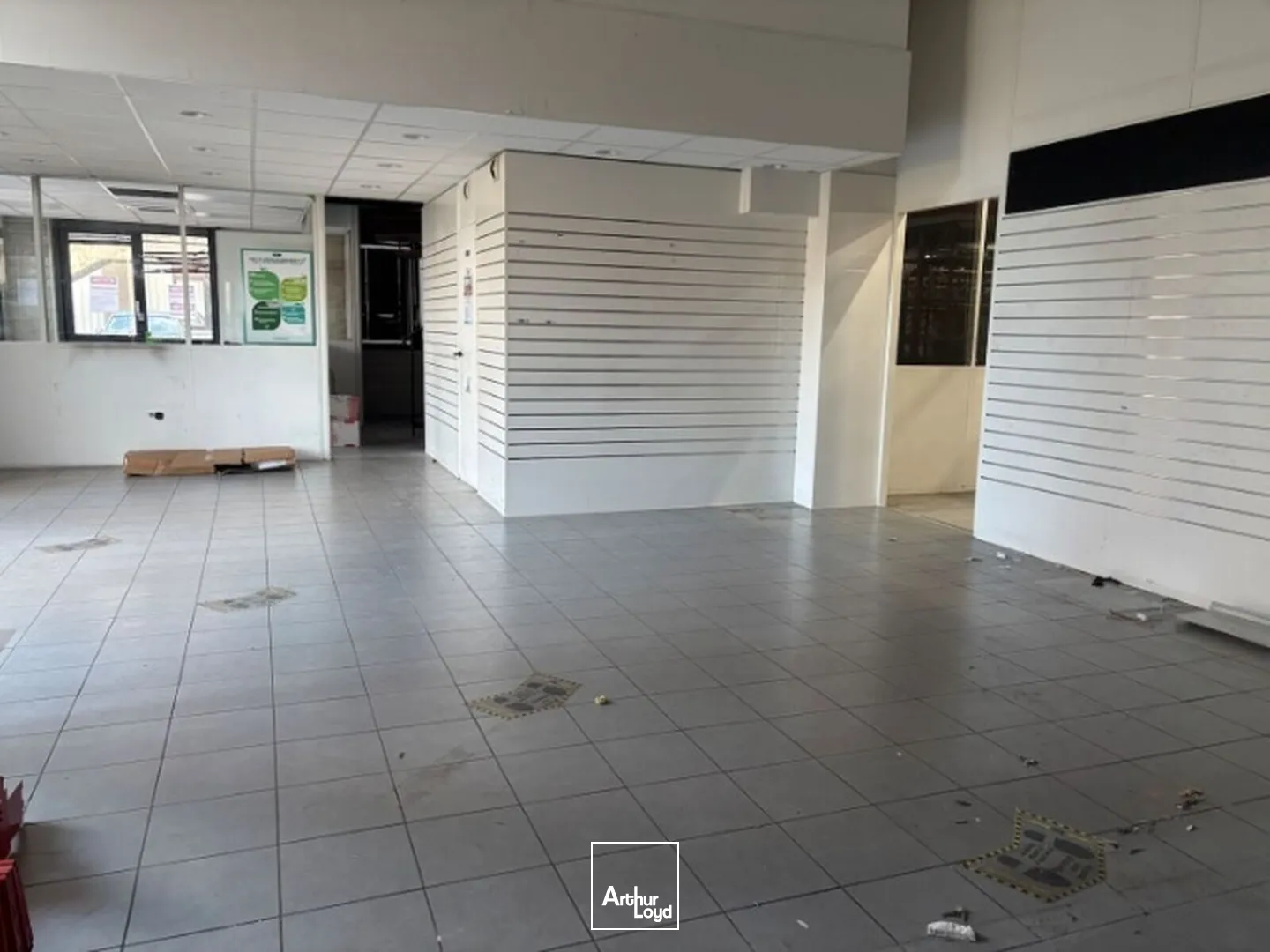 A Vendre : local commercial de 560 m² avec Show Room à Saint-Etienne Sud