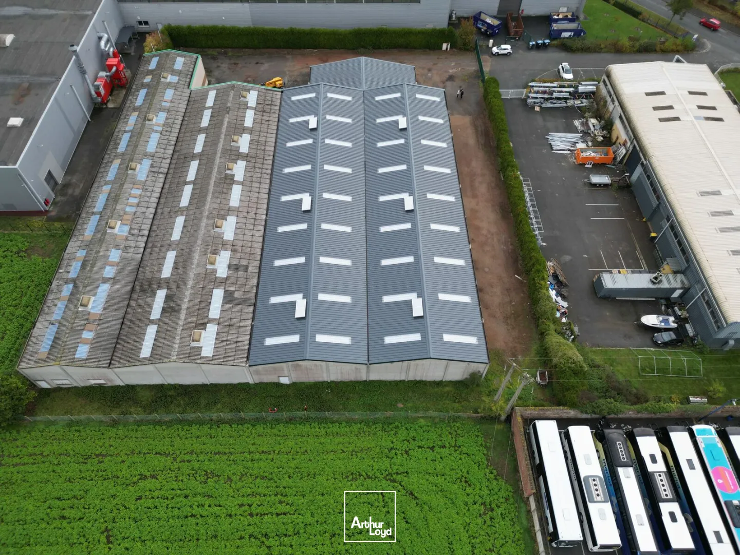 Dans la ZAC du Moulin de Coisne à Salomé, nous vous proposons à la vente un entrepôt de 3000 m2 environ divisé en 2 lots de 1500 m2. Le site est clôturé avec accès par portail.