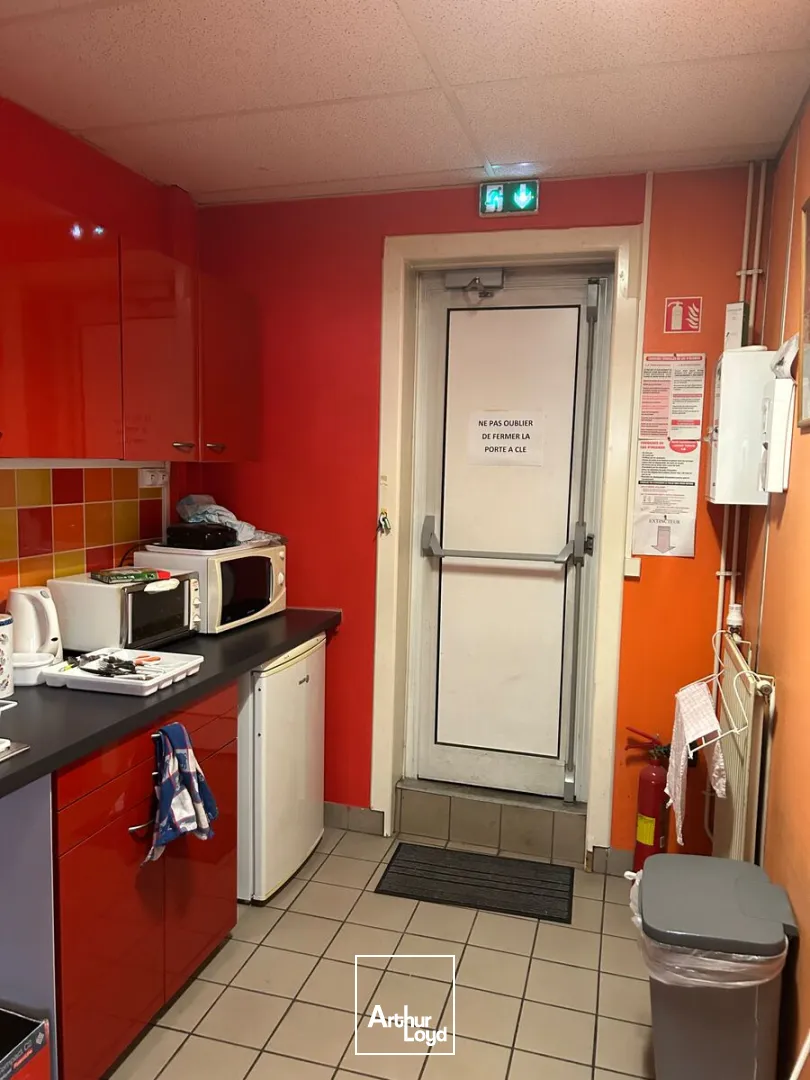 Bureaux à vendre - RDC ERP avec visibilité, parkings et accès métro immédiat